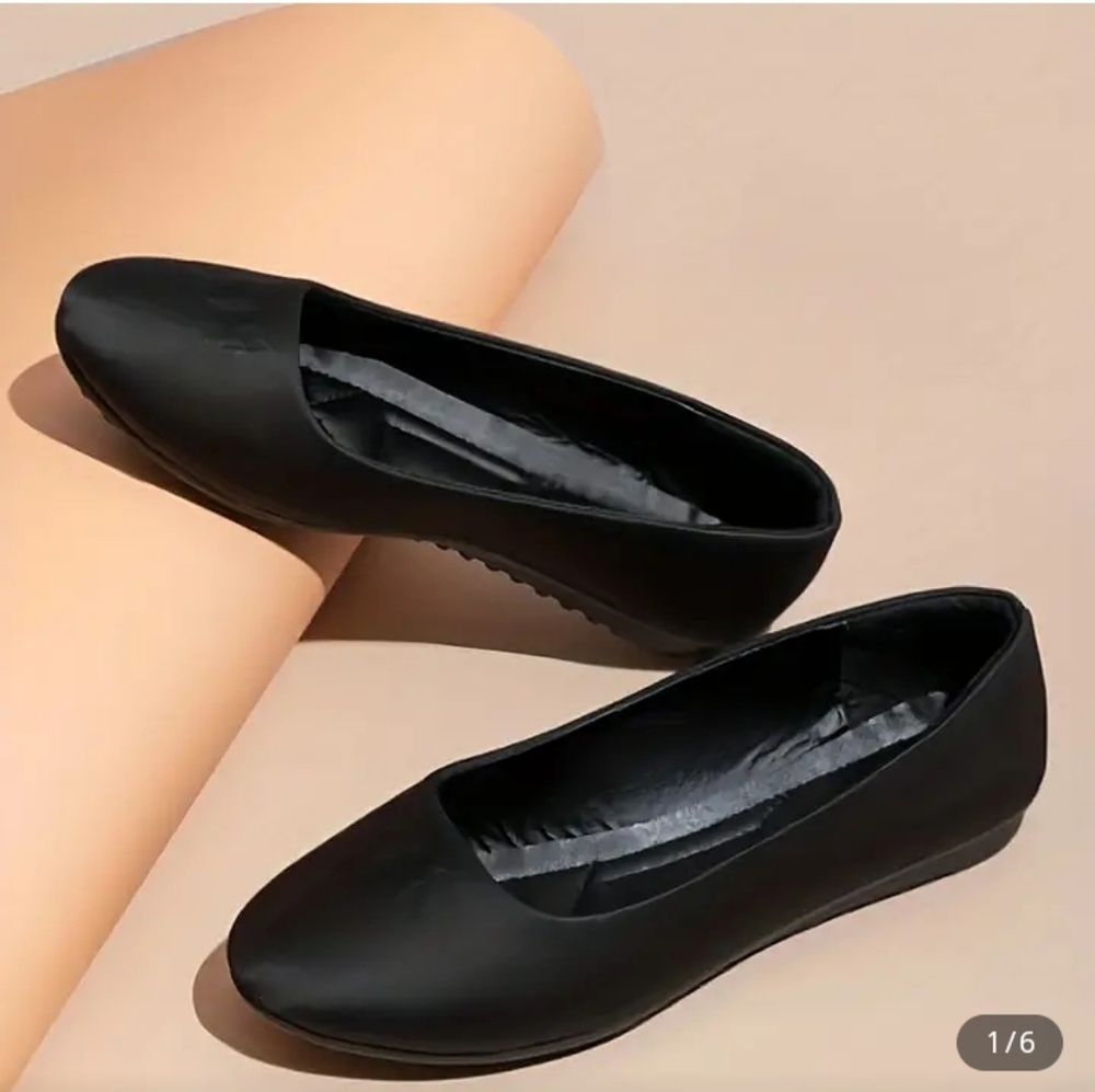 NWOT Women's Black Round Toe Slip-on Flats